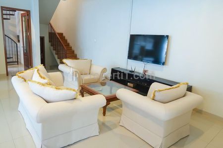 Sewa Rumah Townhouse Casilla Dekat Mall Citos Ada Kolam Renang - 4 Kamar Tidur Furnished - Jakarta Selatan