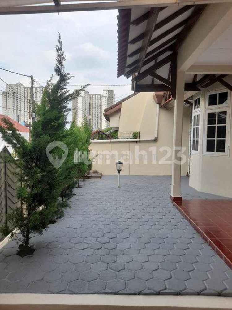 Rumah Dijual Lokasi Strategis Dalam Komplek di Cinere Depok