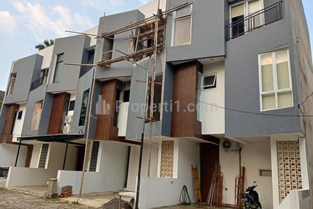 Dijual Rumah 3 Lantai Siap Huni 3 Kamar Tidur di Tangerang Selatan