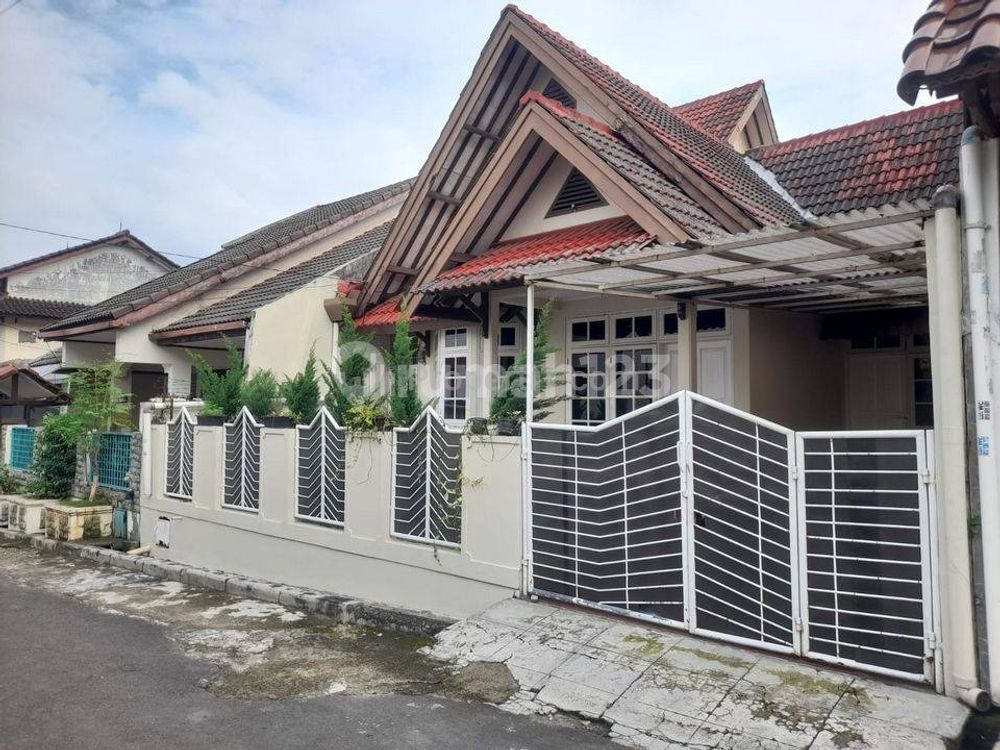 Rumah Dijual Lokasi Strategis Dalam Komplek di Cinere Depok