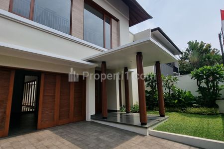 Sewa Rumah Ada Kolam Renang di Cipete Jakarta Selatan - 4 Kamar Tidur Semi Furnished