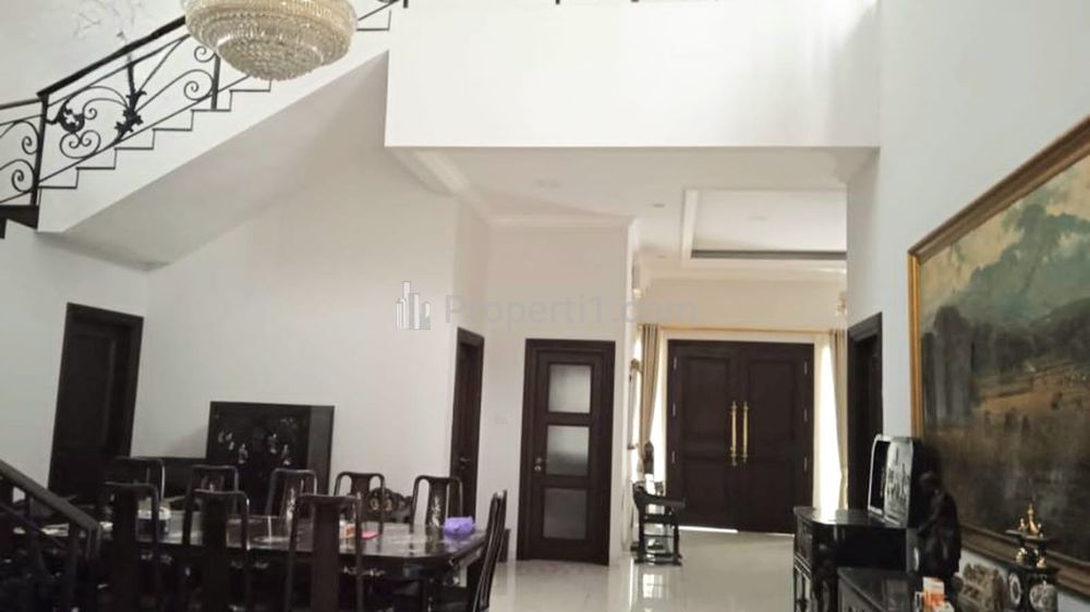 Jual Rumah Mewah SHM Luas Tanah 680 m2, Bangunan 700 m2, Area Tenang, Lebar Jalan Dua Mobil Lega di Menteng, Jakarta Pusat