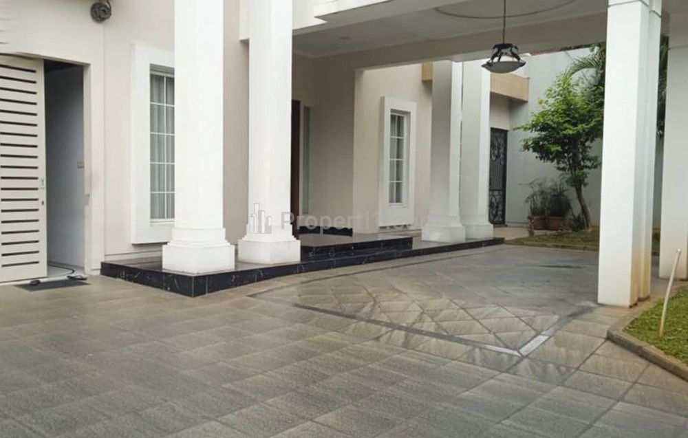 Jual Rumah Mewah SHM Luas Tanah 680 m2, Bangunan 700 m2, Area Tenang, Lebar Jalan Dua Mobil Lega di Menteng, Jakarta Pusat