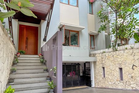 Dijual Rumah Luxury Desain Klasik Dalam Townhouse di Kemang, Jakarta Selatan