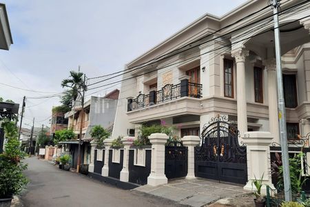 Dijual Rumah Mewah Desain Classic Rawamangun, Jakarta Timur