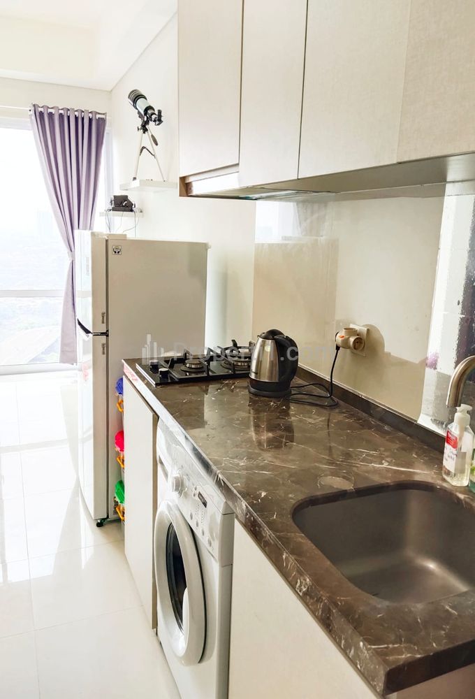 Lengkap dengan kulkas 2 pintu, mesin cuci, kompor gas, tabung gas, dan kitchen set mewah
