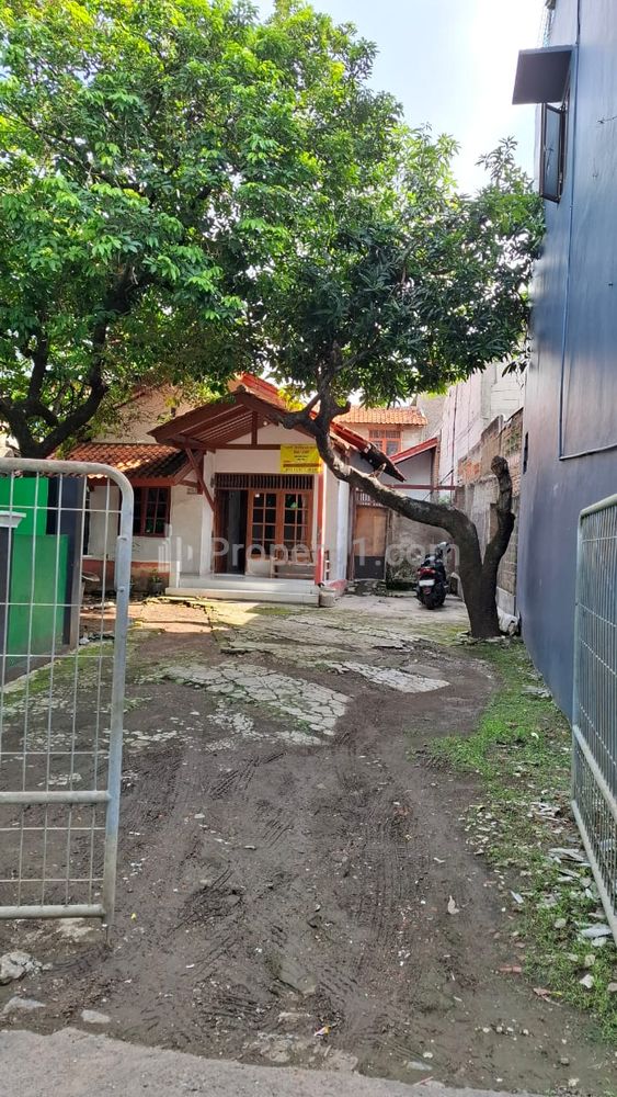 Dijual Rumah 1 Lantai SHM 6 Kamar Tidur Halaman Luas di Kramatjati (Kramat Jati) Jakarta Timur