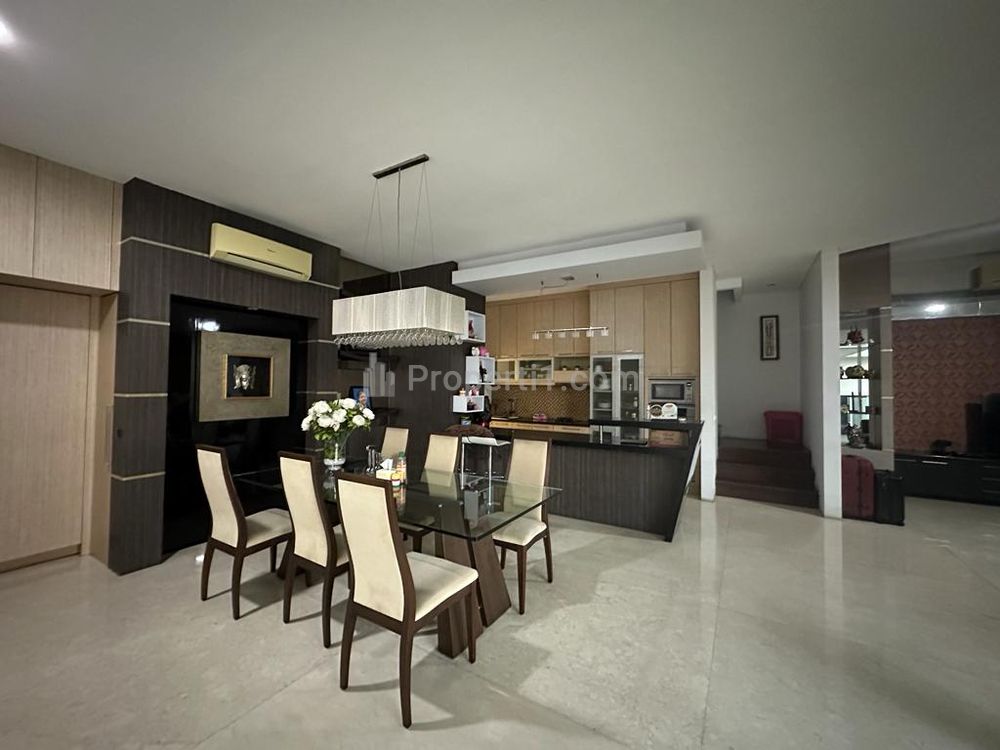Dijual Rumah Mewah dengan Private Pool Lokasi di Jakarta Barat