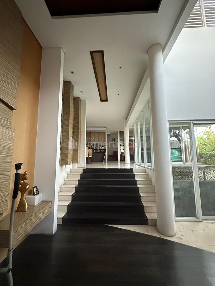 Dijual Rumah Mewah dengan Private Pool Lokasi di Jakarta Barat