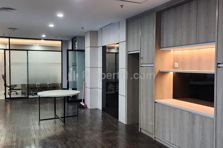 Disewakan Ruang Kantor Semi Furnished di Treasury Tower SCBD, District 8 Lot 28, Jakarta Selatan