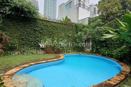 Sewa Rumah di Kemang Jakarta Selatan Ada Kolam Renang dan Taman - 5 Kamar Tidur