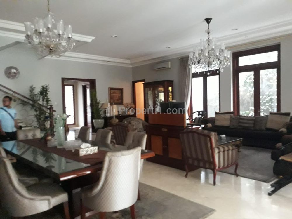 Jual Cepat Nego Rumah Mewah SHM Luas Tanah 717 m2 di Mangunsarkoro, Dekat Suropati, Madiun, Diponegoro, Teuku Umar, Menteng, Jakarta Pusat