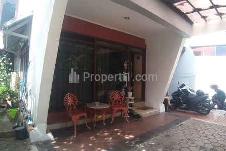 Dijual Rumah Hoek Depan Taman Lebar Jalan 2 Mobil di Area Tebet, Jaksel, Hub 0813 1838 188