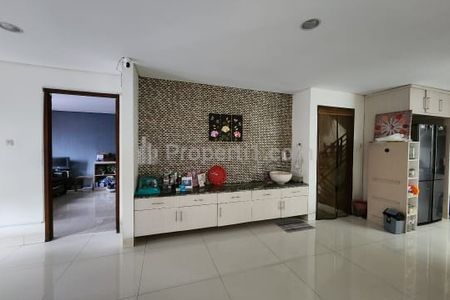 Dijual Rumah Asri di Green Ville, Jakbar 5+1BR Semi Furnish Luas 320m2