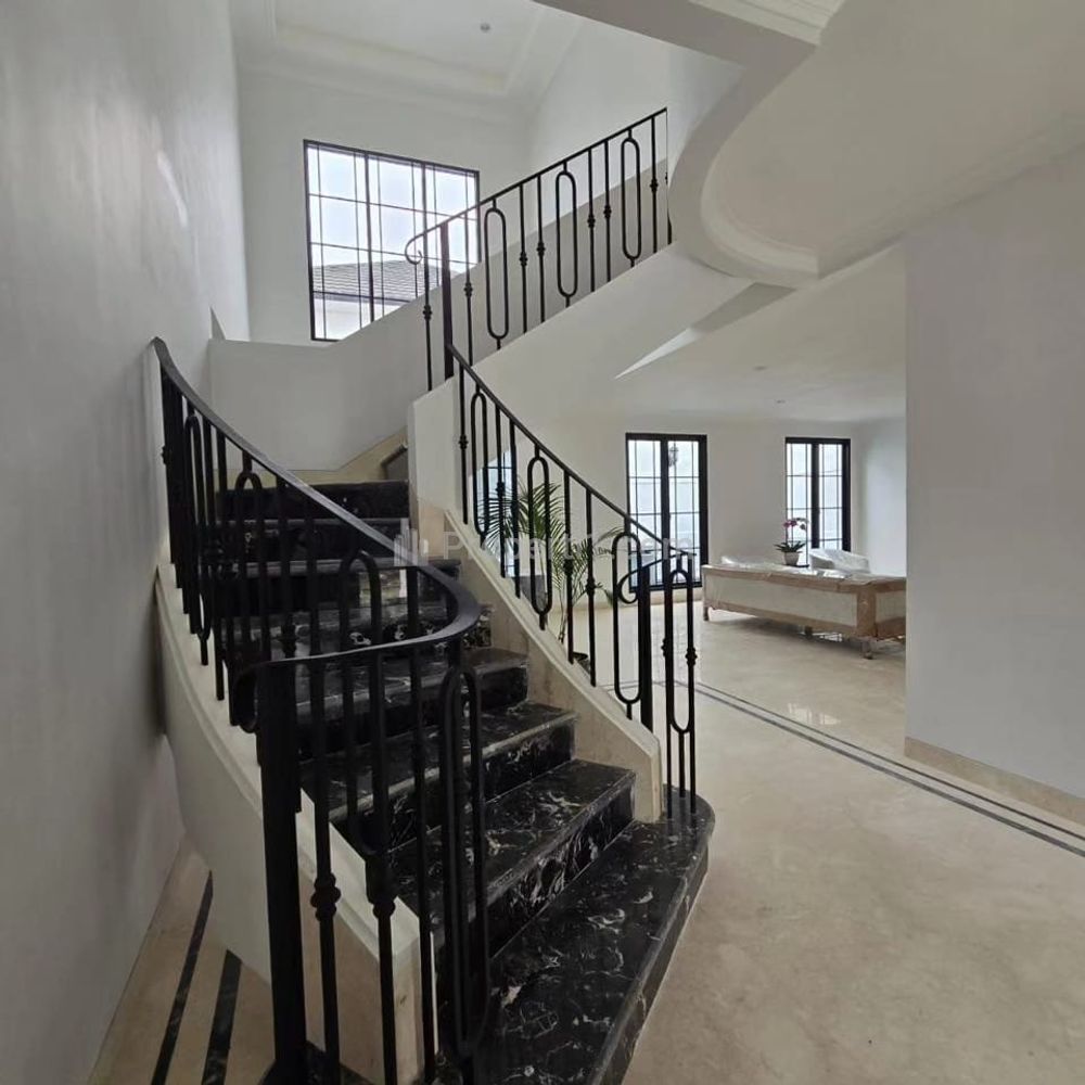 Dijual Rumah Pinggir Jalan, Bisa Dijadikan Tempat Usaha / Cafe di Kebayoran Baru, Jakarta Selatan