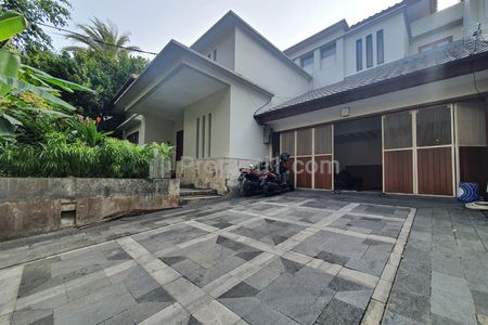 Sewa Rumah Mewah Kolam Renang di Kebayoran Baru, Dekat Mataram, Sriwijaya, Sisingamangaraja, Sudirman, Senayan, Jakarta Selatan