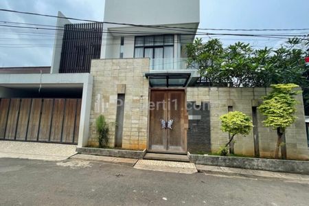 Dijual Rumah 2 Lantai Ada Pool Pribadi Lokasi Cipayung Jakarta Timur