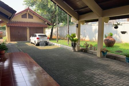 Jual Rumah SHM Siap Huni dan Bawah NJOP, Ada Kolam Renang, Luas Tanah Tanah 1245 m2, Akses Dua Mobil, di Jagakarsa, Jakarta Selatan