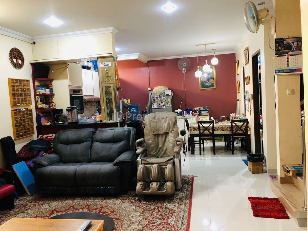 Dijual Rumah Mewah, 3 Lantai, Mini Cluster, Strategis, Nyaman, Aman dan Asri, Wilayah Tanah Baru, Beji, Depok.