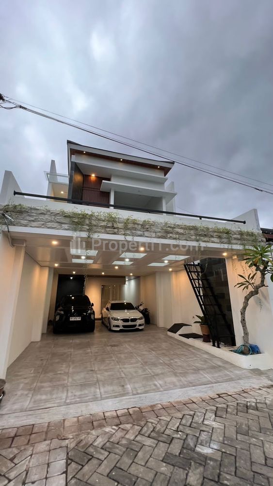 Dijual Rumah Modern 2,5 Lantai Full Furnish Dalam Perum Elite Jl. Parangtritis Km. 5 Yogyakarta