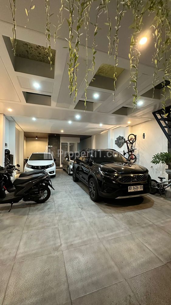 Dijual Rumah Modern 2,5 Lantai Full Furnish Dalam Perum Elite Jl. Parangtritis Km. 5 Yogyakarta