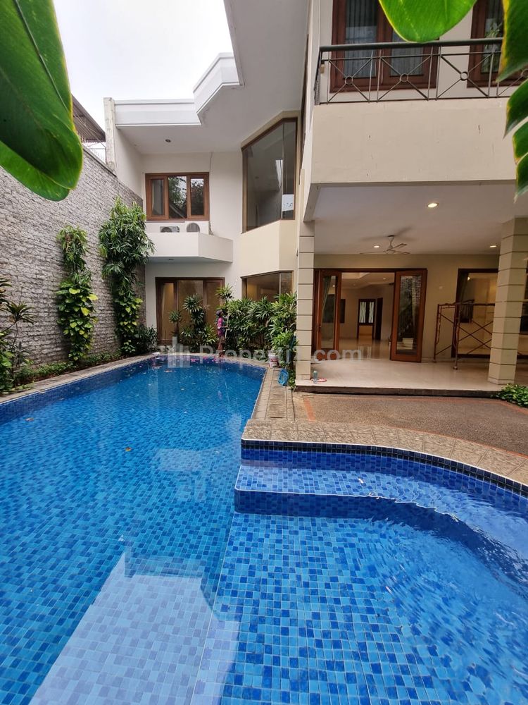 Disewakan Rumah Mewah dengan Pool di Pondok Indah Jakarta Selatan