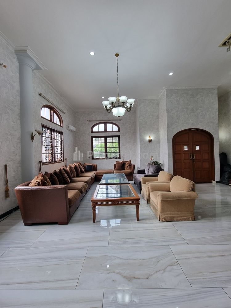 Sewa Rumah di Menteng Jakarta Pusat Ada Kolam Renang - 5 Kamar Tidur Furnished