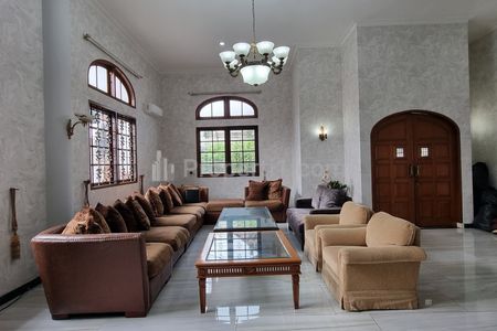 Sewa Rumah di Menteng Jakarta Pusat Ada Kolam Renang - 5 Kamar Tidur Furnished