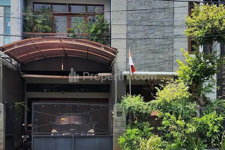 Sewa Rumah Masuk Komplek, Akses Depan Rumah 3 Mobil, 450 Meter ke GBK Arena