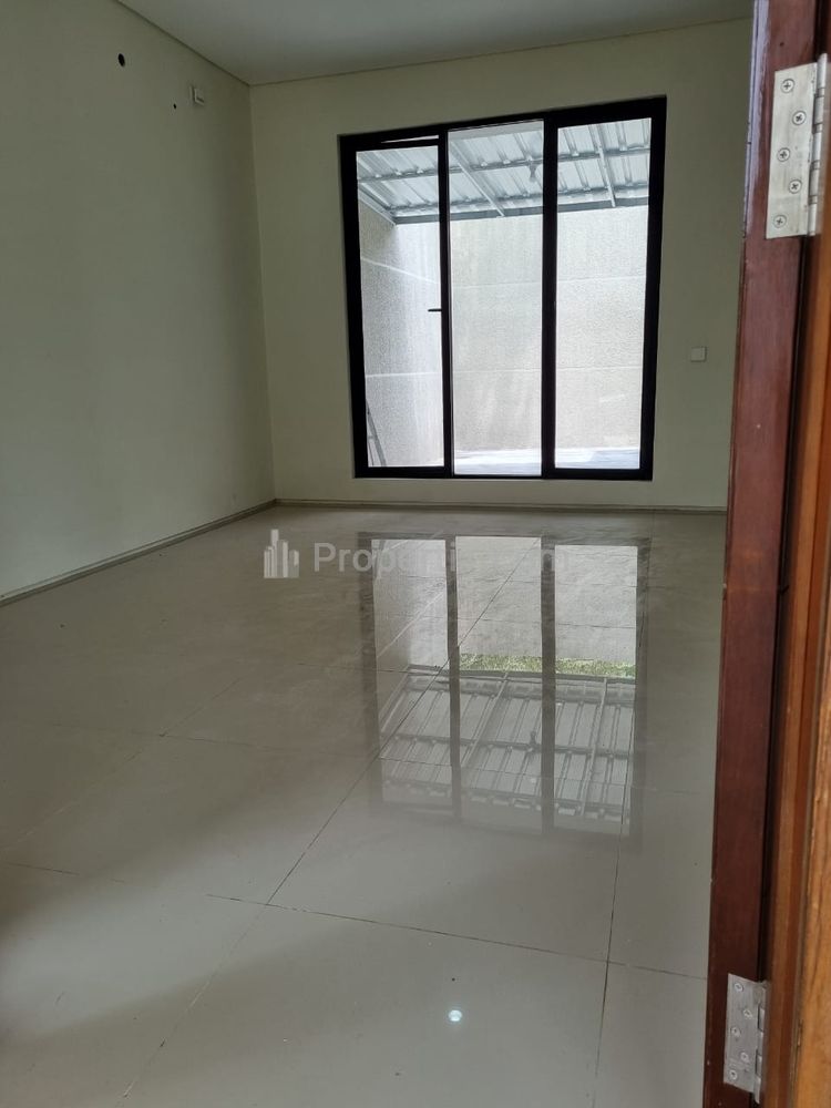 Disewakan Rumah Murah Luas di North West Lake Citraland Surabaya Plus 3 Unit AC Spesial Lokasi Depan Kolam Renang Langsung
