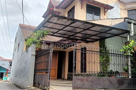 Dijual Rumah Lama 2 Lantai Nyaman dan Luas di Jatiwaringin, Pondok Gede, Bekasi