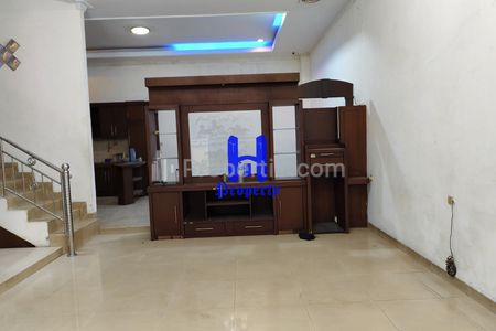 Jual Rumah 2,5 Tingkat di Komplek Cemara Asri Medan Jalan Cherry