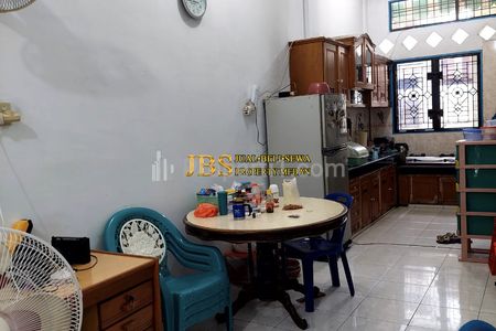 JUAL/SEWA Ruko 3,5 Tingkat di Jalan Prof. H. M. Yamin (Dekat Jl. Madong Lubis), Medan