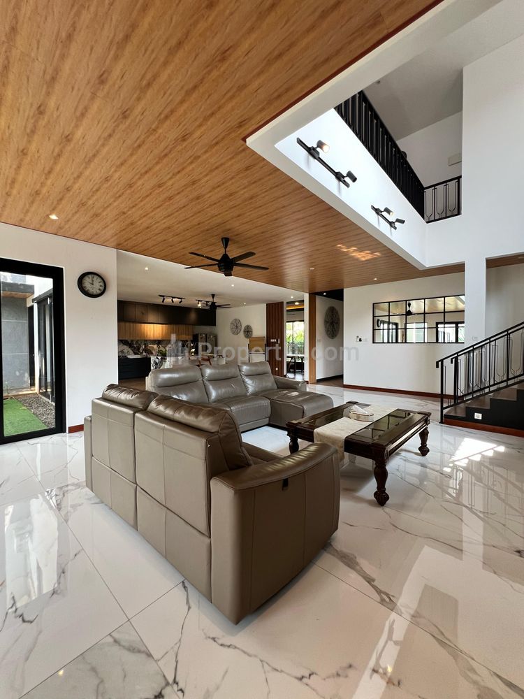Jual Rumah Modern di Cinere Dekat Lebak Bulus, Pondok Indah Jakarta Selatan - 4 Kamar Tidur ada Kolam Renang
