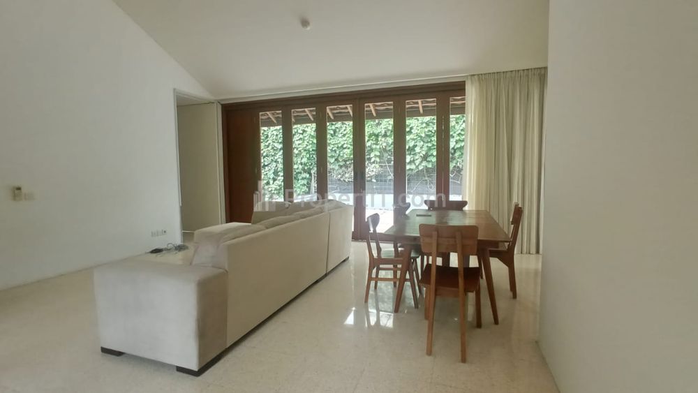 Sewa Rumah di Pejaten Jakarta Selatan - 3 Kamar Tidur Semi Furnished