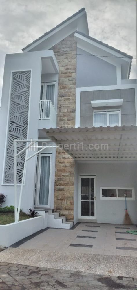 Dijual Rumah 2 Lantai Split Level di Dataran Tinggi Kota Malang