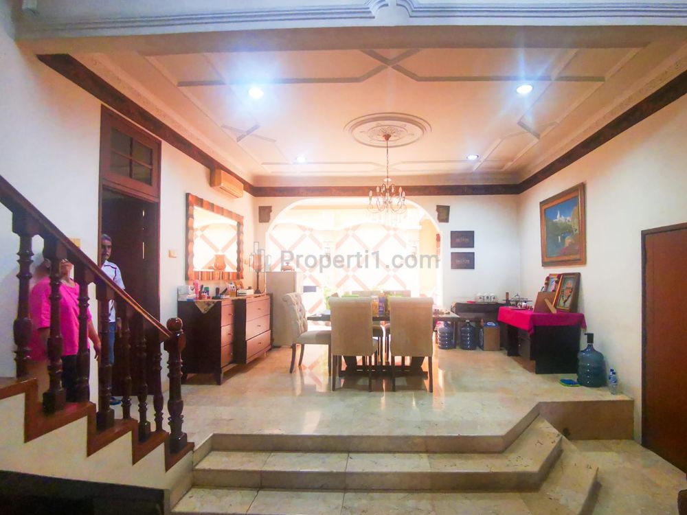 Jual Rumah Akses 2 Mobil Masuk Komplek, 900 Meter ke Tomang Raya, Jakarta Barat