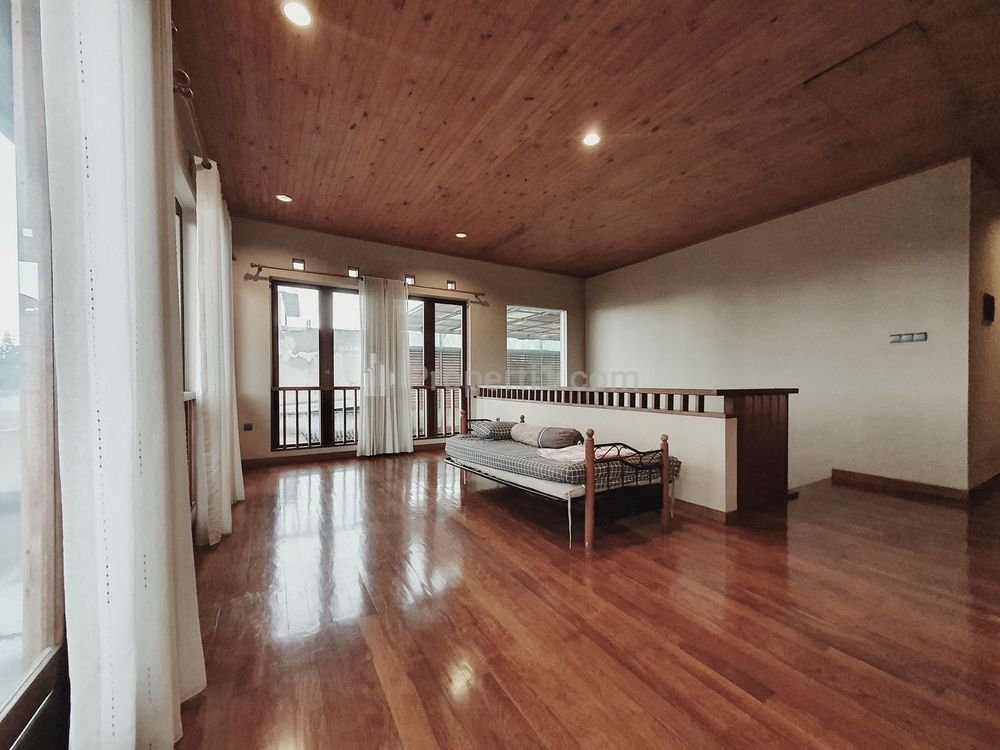 Jual Rumah Mewah Full Furnished di Jl. Pada Asih, Sukasari, Bandung
