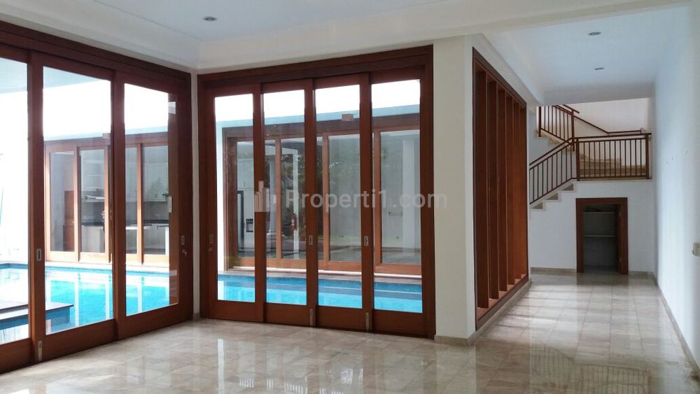 Rumah Disewakan di Cipete Jakarta Selatan Ada Kolam Renang dan Taman - 6 Kamar Tidur