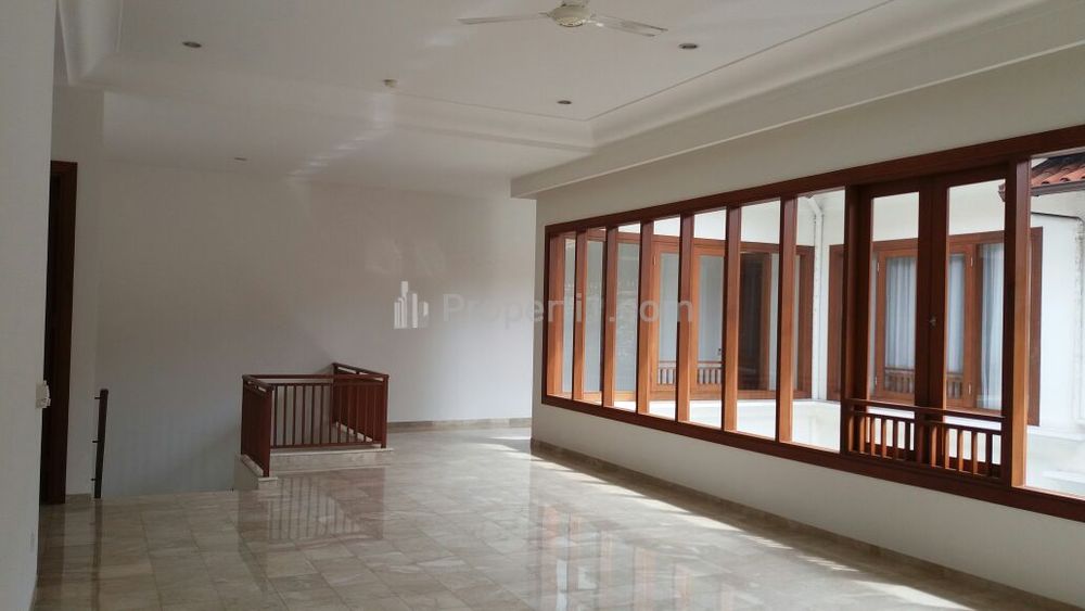 Rumah Disewakan di Cipete Jakarta Selatan Ada Kolam Renang dan Taman - 6 Kamar Tidur