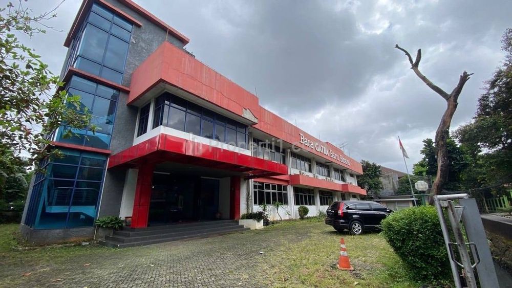 Dijual Gedung 3 Lantai Bekas Kantor Majalah Terkenal Pada Jamannya di Kalibata, Jakarta Selatan, Carport Bisa Masuk 45 Mobil