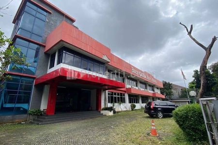 Dijual Gedung 3 Lantai Bekas Kantor Majalah Terkenal Pada Jamannya di Kalibata, Jakarta Selatan, Carport Bisa Masuk 45 Mobil