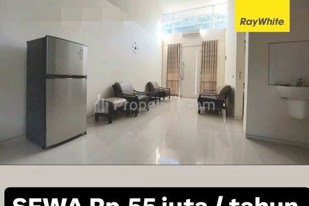 Sewa Murah Rumah Woodland Citraland Spesial Full Furnished Plus Garasi Carport 2 Mobil Dekat UC, Fresh Market, Ciputra Hospital