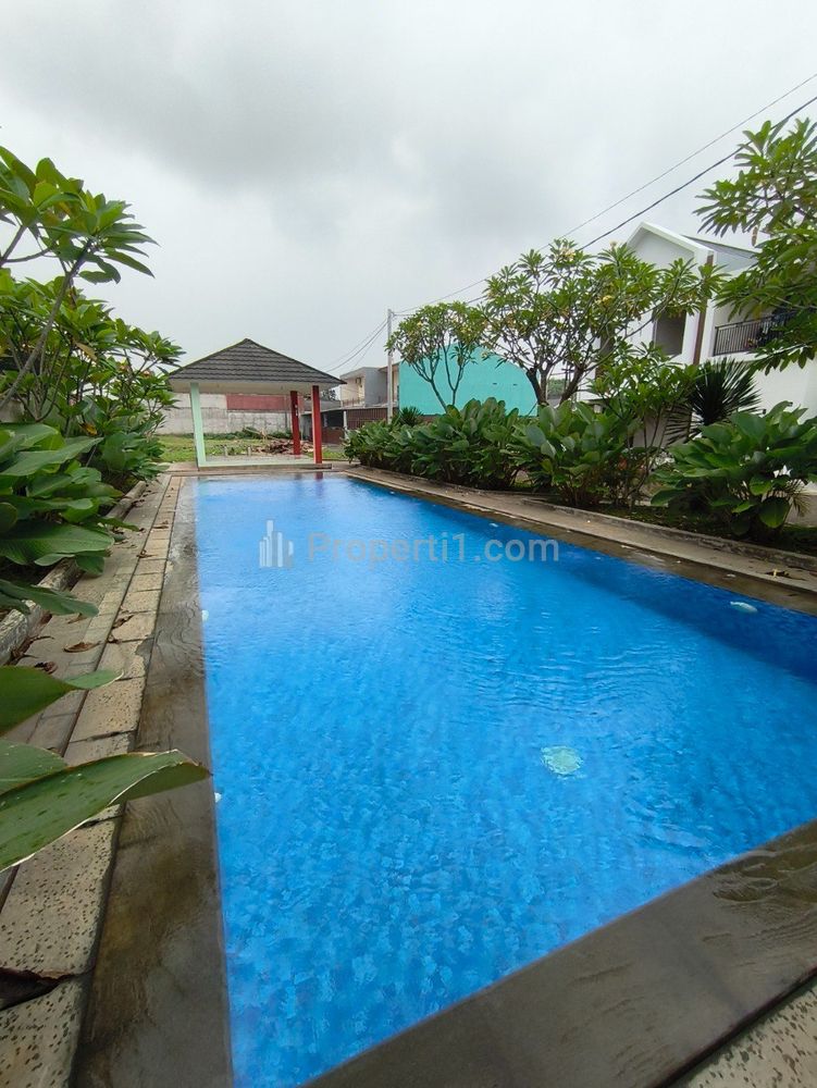Dijual Rumah Strategis + Kolam Renang di Cimuning Mustika Jaya Bekasi