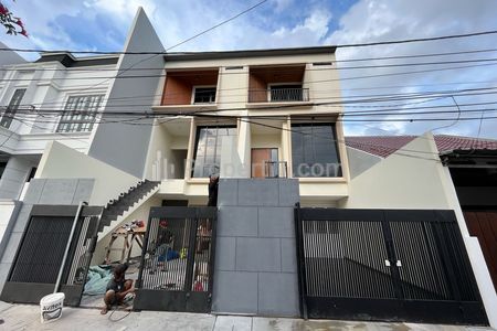 Dijual Rumah Baru Tomang 3 Lantai SHM di Jakarta Barat Siap Huni