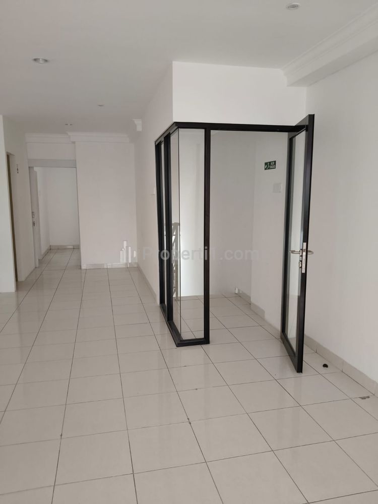 Disewakan Ruko 4 Lantai di Tanjung Duren, Jakarta Barat, Luas Bangunan 300m2