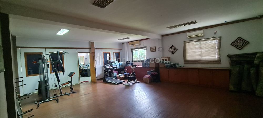 Jual Gedung HGB Dua Lantai Bekas Kantor, Nego, Luas 970 m2 di Warung Jati, Dekat Raya Buncit, Pejaten, Raya Pasar Minggu, Kemang, Mampang Prapatan