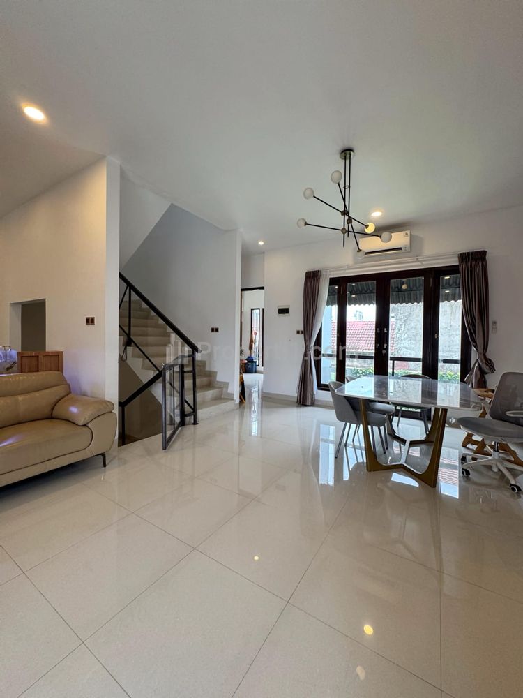 Jual Rumah didalam Komplek di Kebayoran Lama Jakarta Selatan - 3 Kamar Tidur SHM