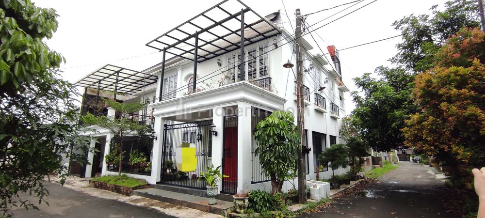 Dijual Rumah Mewah 3 Lantai di Komplek Larangan Indah, Tangerang