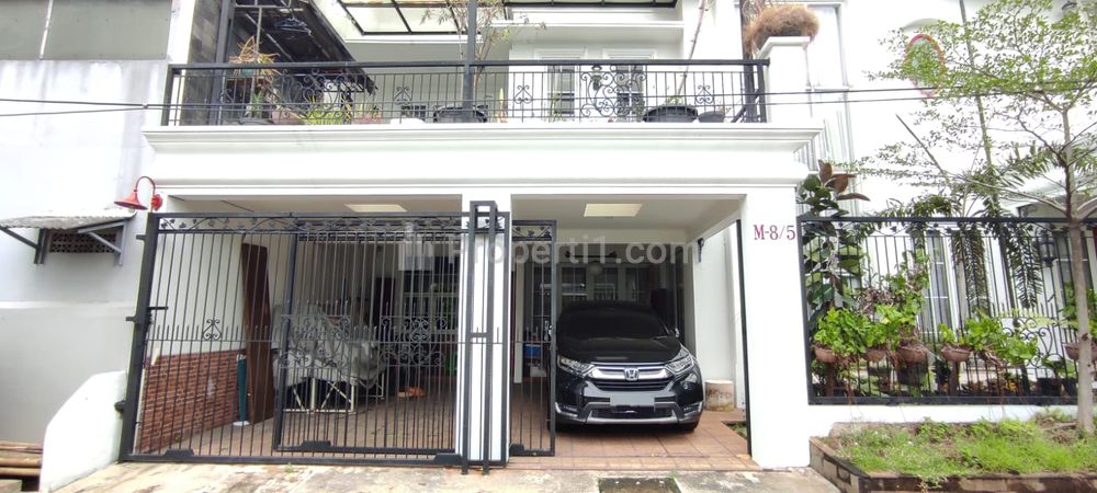 Dijual Rumah Mewah 3 Lantai di Komplek Larangan Indah, Tangerang